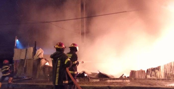 Detik-detik Petugas Damkar Padang memadamkan api yang melahap tempat pengepul barang bekas