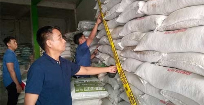 Ditreskrimsus Polda Sumbar amankan 147 ton pupuk yang diduga palsu di Pasaman Barat, Selasa (2/5/2023).
