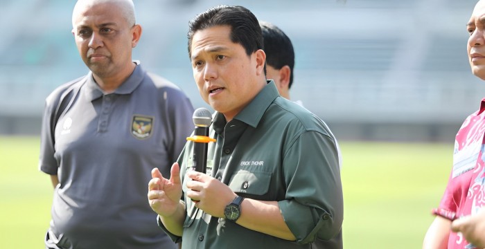 Erick Thohir meninjau Stadion Gelora Bung Tomo (GBT), Surabaya pada Selasa (6/6/2023). Foto: PSSI