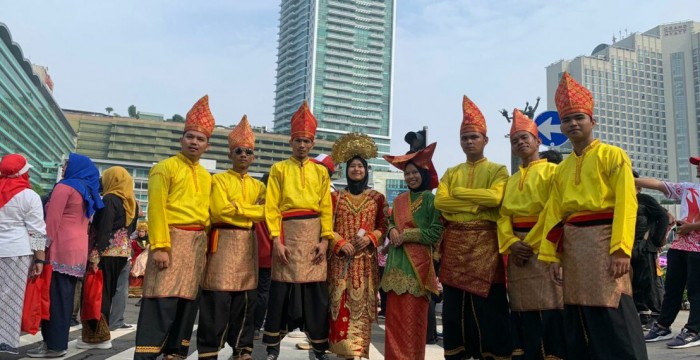 Para perantau mengadakan pentas seni