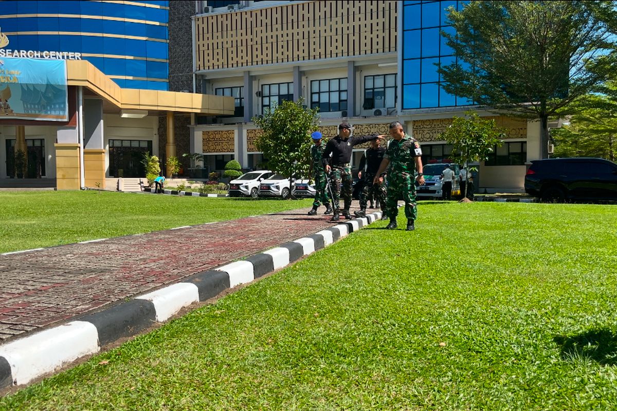 Tim investigasi Kodam XX/ Tuanku Imam Bonjol melakukan proses pencarian diduga proyektil lainnya di sekitaran gedung rektorat UNP  