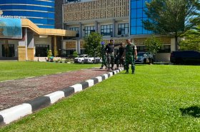 Tim investigasi Kodam XX/ Tuanku Imam Bonjol melakukan proses pencarian diduga proyektil lainnya di sekitaran gedung rektorat UNP  