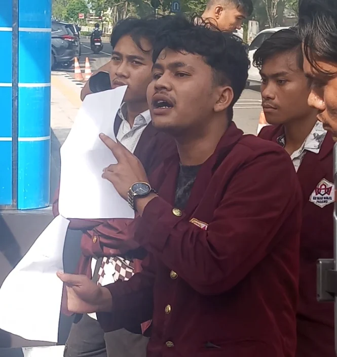 Barisan Mahasiswa UIN IB Padang saaf aksi di Kejati Sumbar, Senin (15/6/2026)