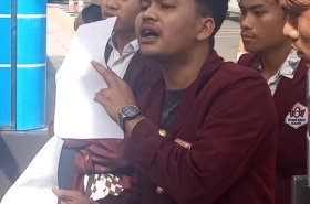 Barisan Mahasiswa UIN IB Padang saaf aksi di Kejati Sumbar, Senin (15/6/2026)