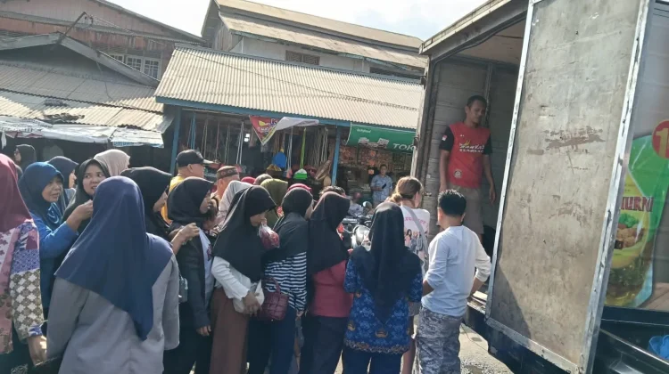 Antrean warga membeli Minyakita saat operasi pasar murah di Pasar Raya Padang, Rabu (17/6/2026). (Foto: RRI/Pemko Padang)