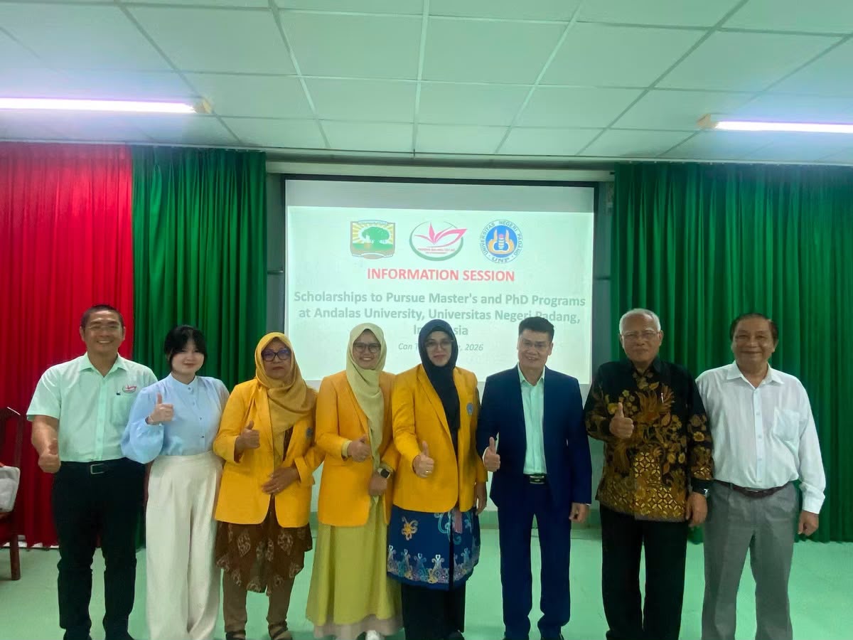 Tiga dosen FIS UNP saat menjalankan penelitian internasional di Vietnam