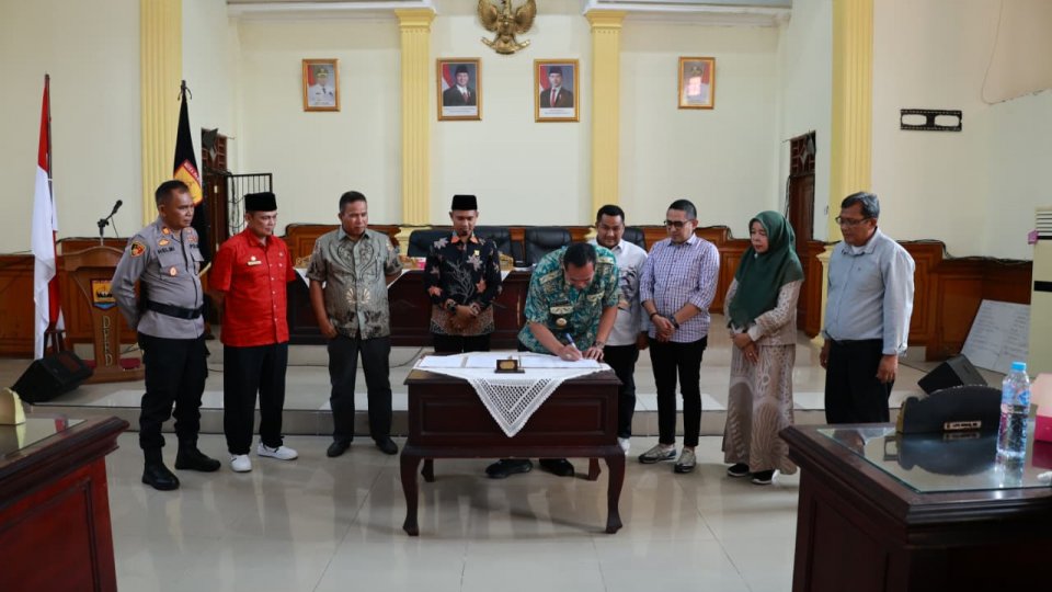 Wali Kota Pariaman dan DPRD Kota Pariaman dalam rapat paripurna pengesahan Perda Kawasan Tanpa Rokok.