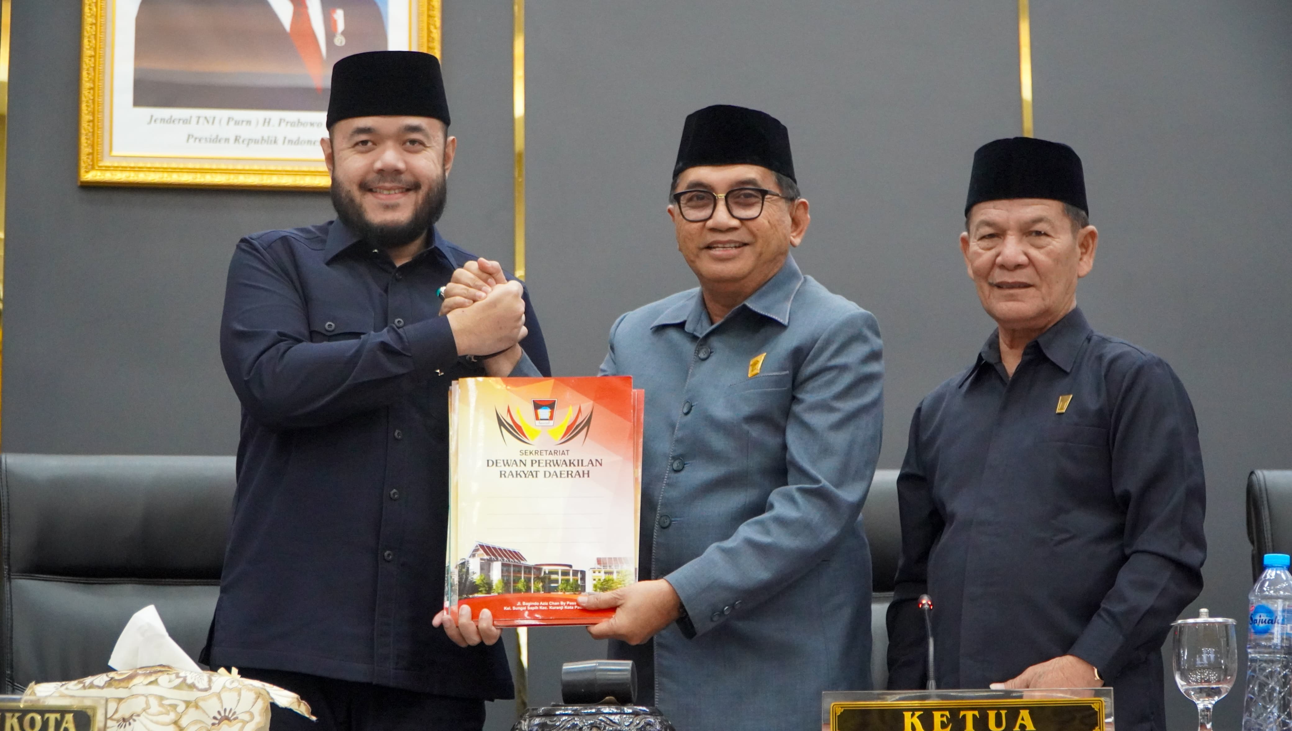 Wali Kota Padang dan pimpinan DPRD menandatangani kesepakatan Perubahan KUA-PPAS APBD 2026 di ruang sidang DPRD Kota Padang.