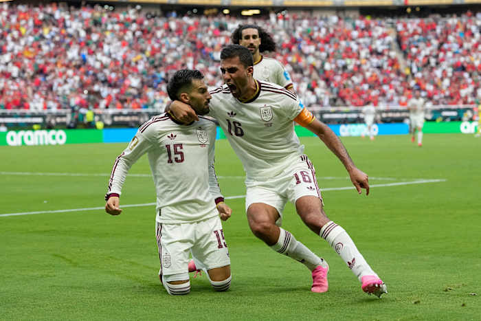 Alex Baena merayakan gol Spanyol saat menghadapi Uruguay di Piala Dunia 2026.
