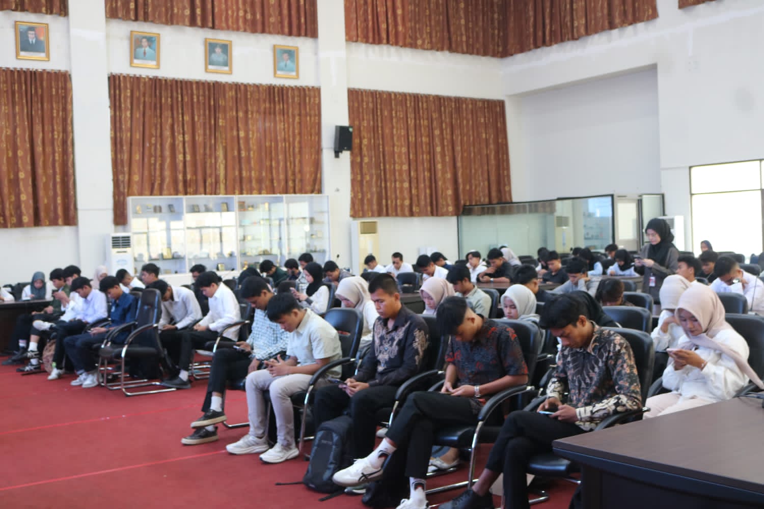 Ratusan siswa Kota Padang mengikuti seleksi kuliah gratis jalur ikatan dinas dan beasiswa Politeknik Kirana di Balai Kota Padang. Foto: Diskominfo Kota Padang