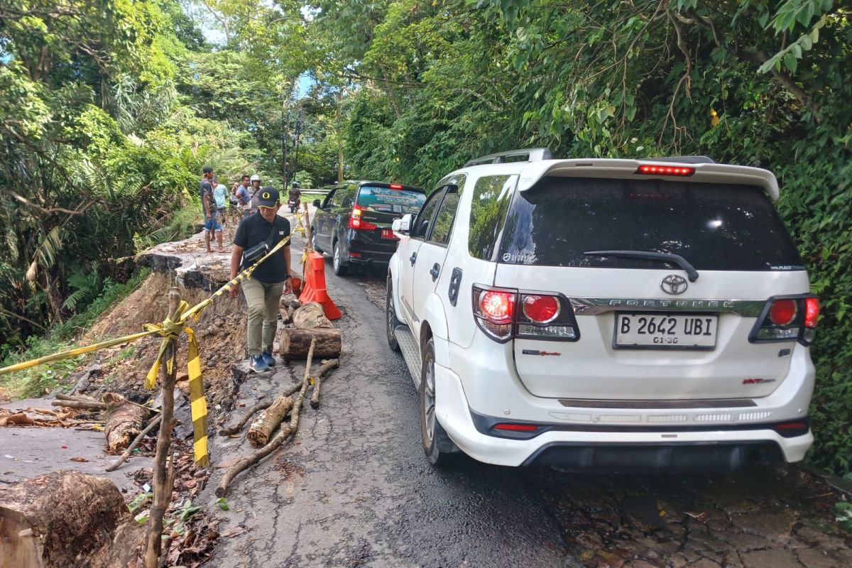 Longsor di Kelok 44 Agam, badan jalan tersisa sekitar 2 meter