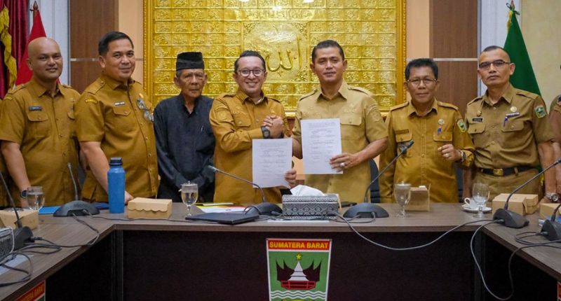 Foto pertemuan Bupati Tanah Datar dan Bupati Solok di Istana Gubernur Sumbar