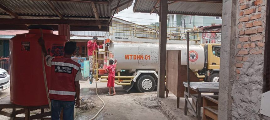 Warga Lambung Bukit Padang Kesulitan Air Bersih Pascabanjir, Unand-BTN dan Semen Padang Turun Tangan