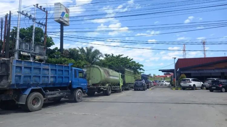 Antrean kendaraan di SPBU akibat distribusi BBM yang tersendat di Sumatera Barat