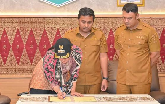 Foto: Penandatanganan komitmen Koridor Sajunraya sebagai PSN oleh Wagub Sumbar Vasko Ruseimy bersama tiga kepala daerah