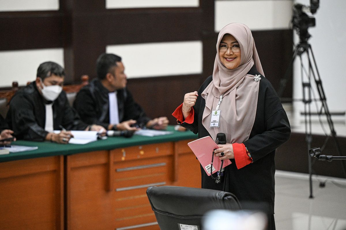Terdakwa kasus dugaan fitnah terkait ijazah Presiden Jokowi, Tifauzia Tyassuma alias Dokter Tifa, menjalani sidang perdana di PN Jakarta Timur