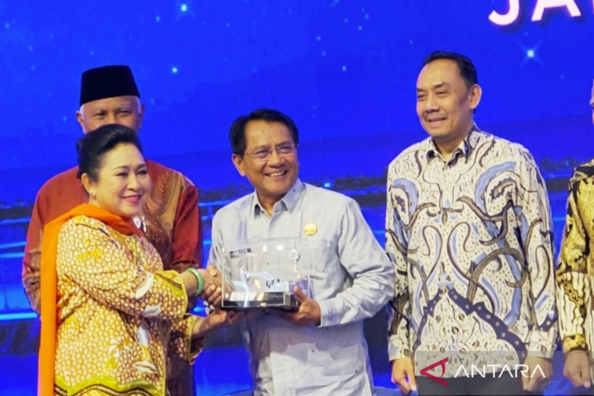 Penyerahan bantuan ekskavator untuk Pemkab Padang Pariaman dalam Rakornas KKP RI 2026