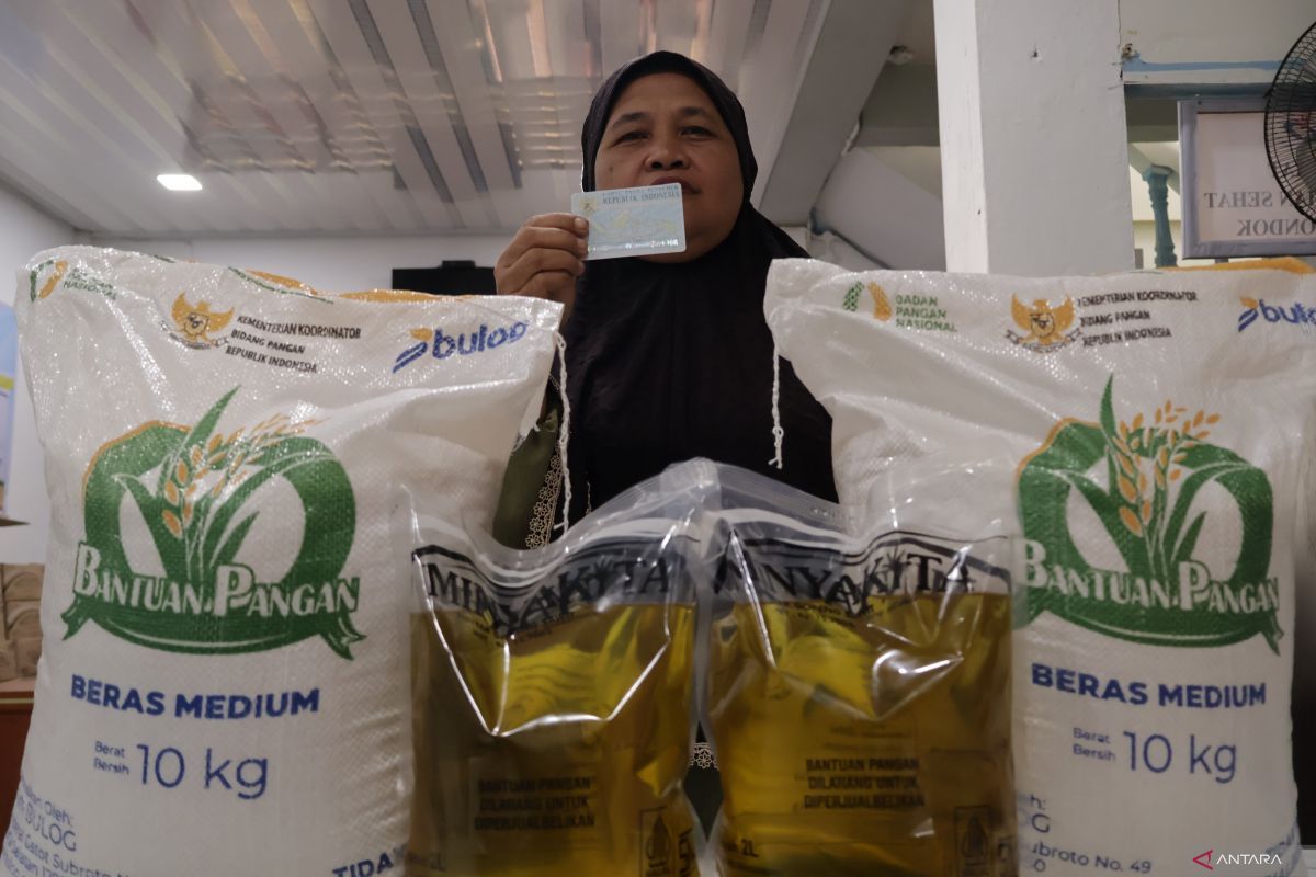 Foto: Warga menerima bansos beras dan minyak goreng - ANTARA/Muhammad Zulfikar