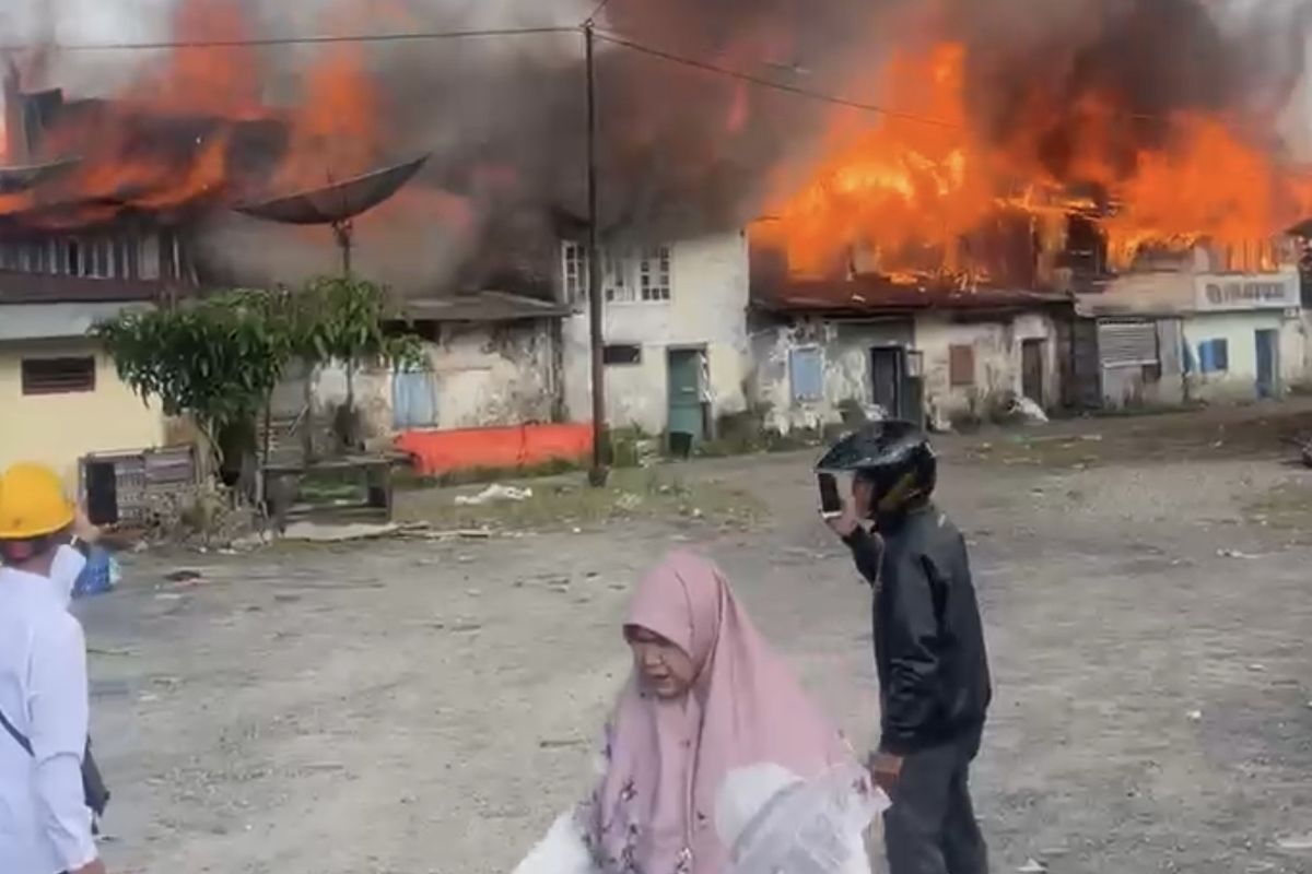 Kebakaran Pasar Kayu Tanam Padang Pariaman, 15 Kios Ludes, Kerugian Rp2,5 Miliar