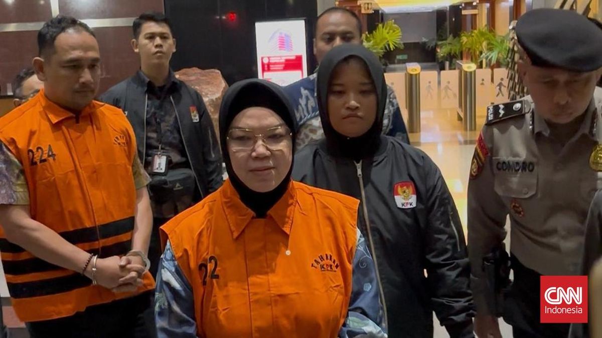 Bupati Sukoharjo Etik Suryani digelandang ke mobil tahanan KPK