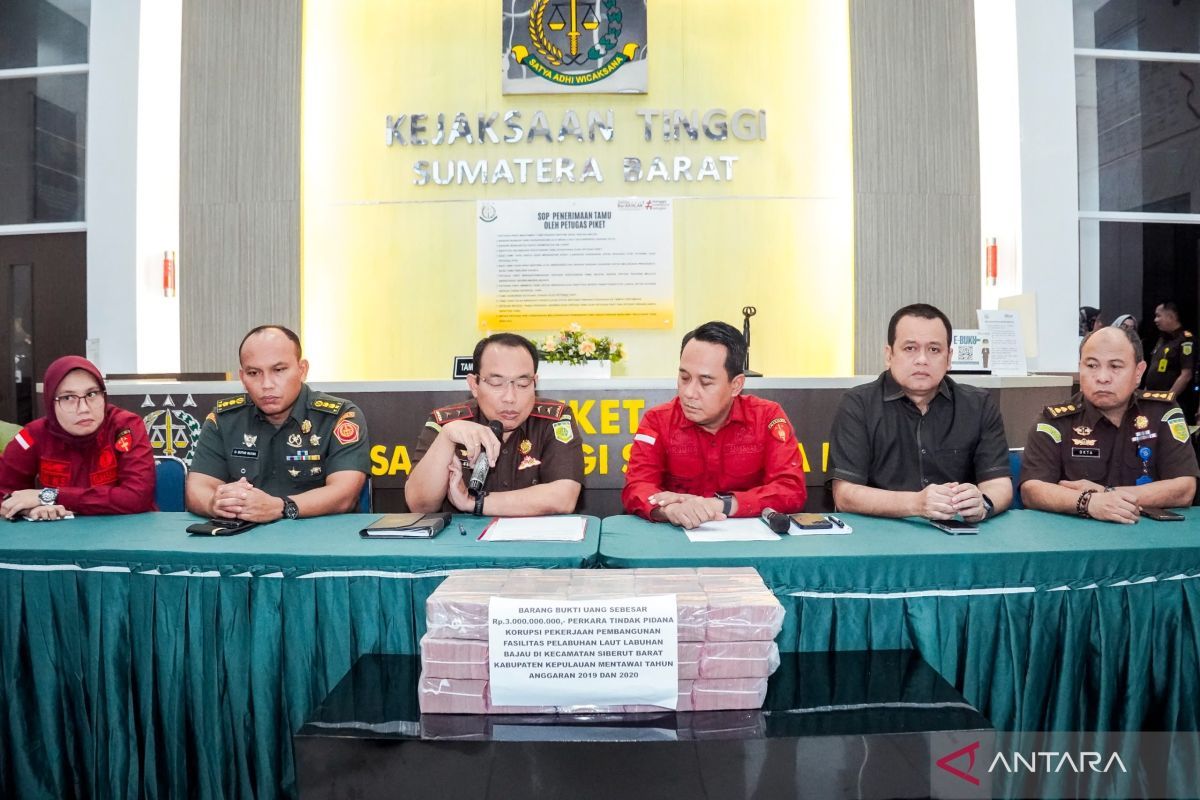 Kajati Sumbar Didiet Tri Haryadi menunjukkan uang hasil sitaan dalam kasus Dermaga Bajau Mentawai