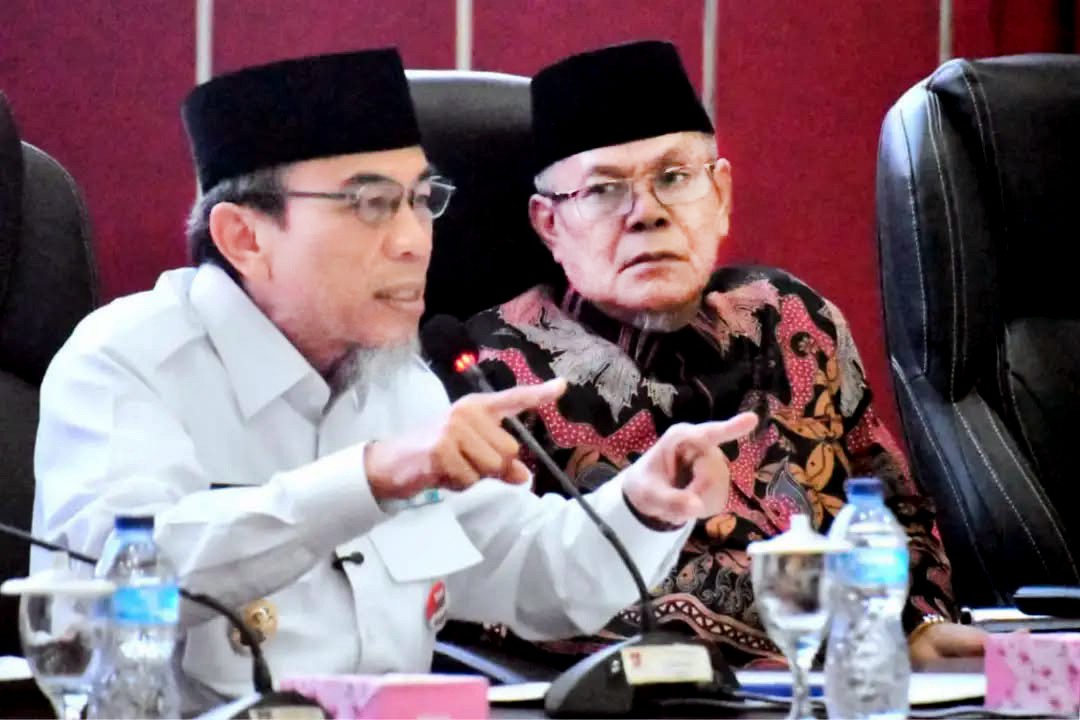 Wakil Wali Kota Padang Maigus Nasir saat membuka Raker KDEKS di Aula Bagindo Aziz Chan