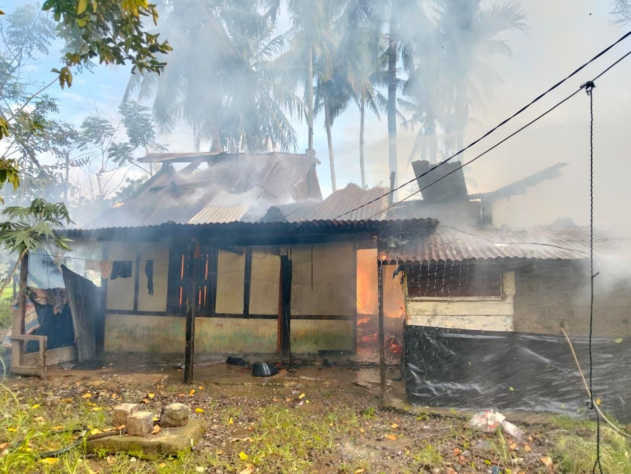 Damkar Kota Solok Padamkan Kebakaran Rumah Semi Permanen di Gawan