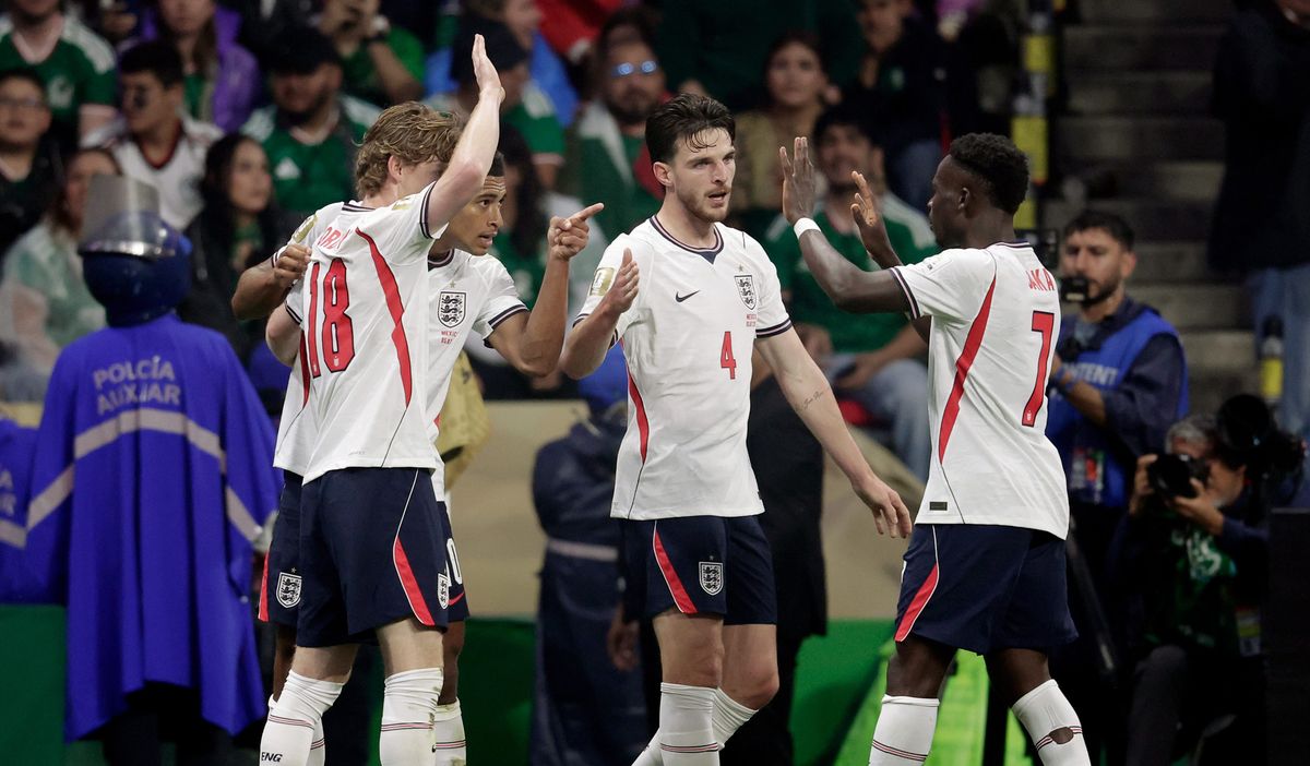 Jude Bellingham merayakan gol bersama rekan setimnya dalam kemenangan 3-2 Inggris atas Meksiko di babak 16 besar Piala Dunia 2026 di Estadio Azteca, Mexico City
