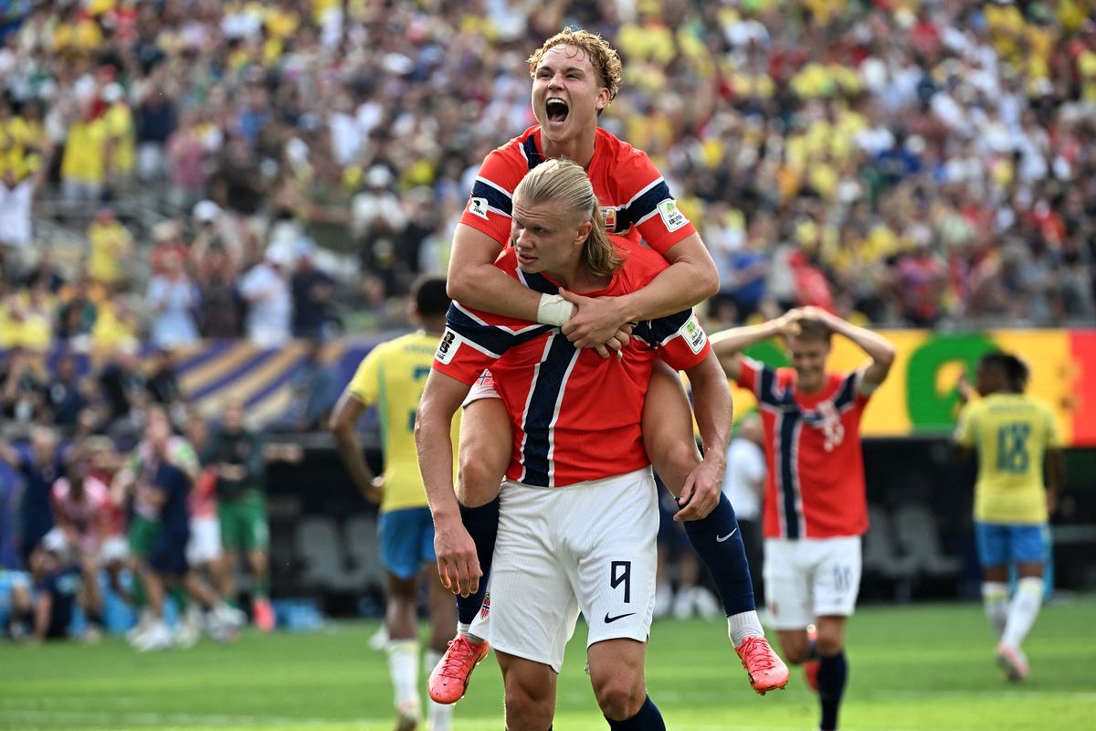 Erling Haaland merayakan gol kedua bersama Andreas Schjelderup dalam laga Brasil vs Norwegia di babak 16 besar Piala Dunia 2026