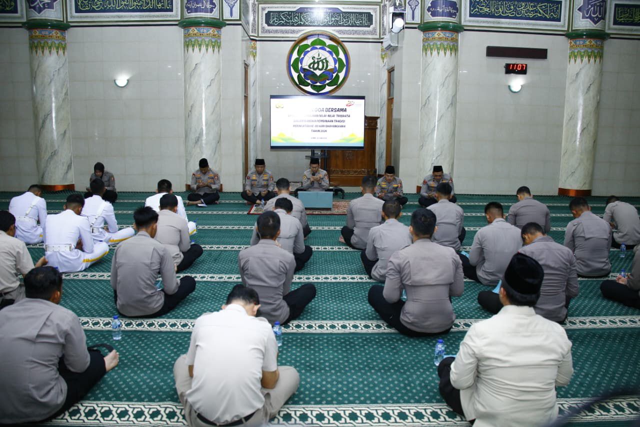 Personel Polri mengikuti dzikir dan doa bersama menjelang Hari Bhayangkara ke-80 di Mabes Polri, Jakarta.