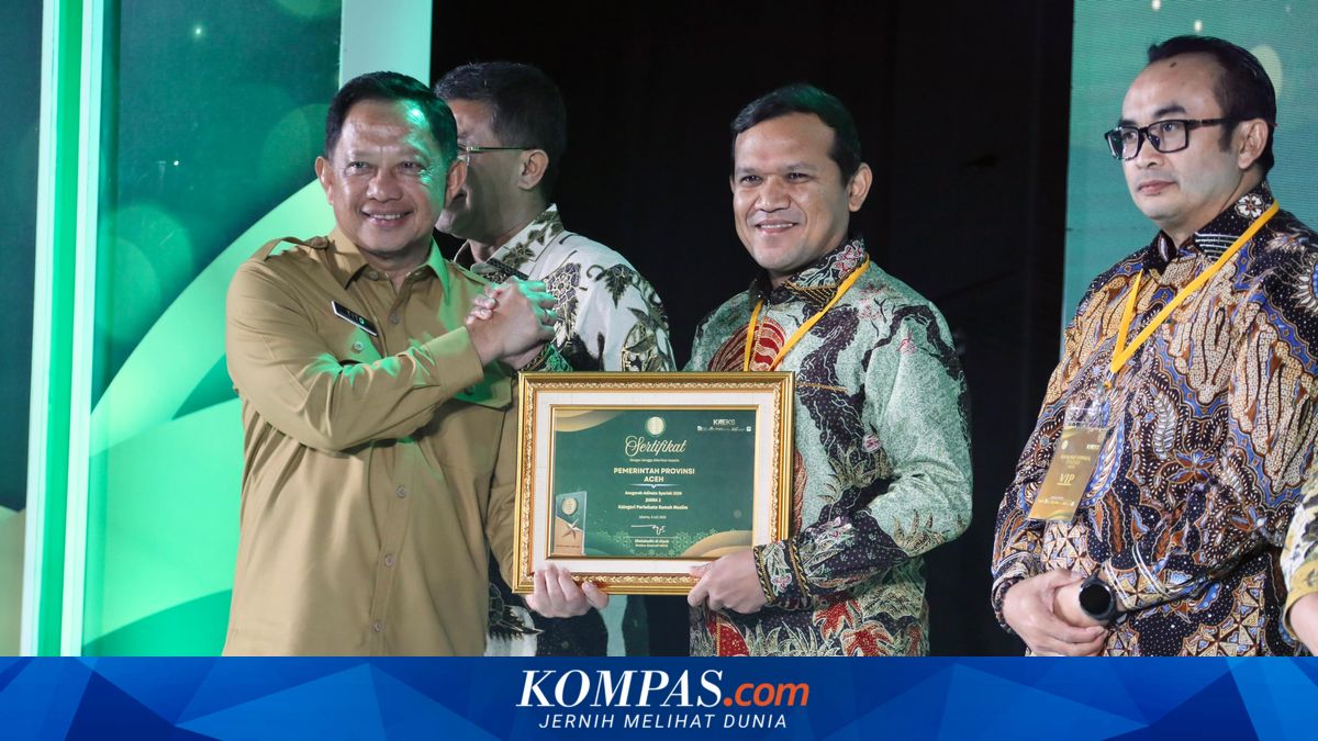 Foto: Gubernur Sumbar Mahyeldi Ansharullah menerima penghargaan Anugerah Adinata Syariah 2026