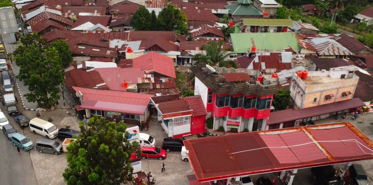 Foto: Antrean truk mengular di SPBU Khatib Sulaiman, Kota Padang, Sumatera Barat