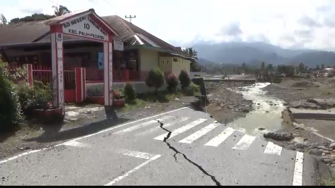 SDN 10 Lambung Bukit Padang Kosongkan Dua Kelas karena Terancam Longsor