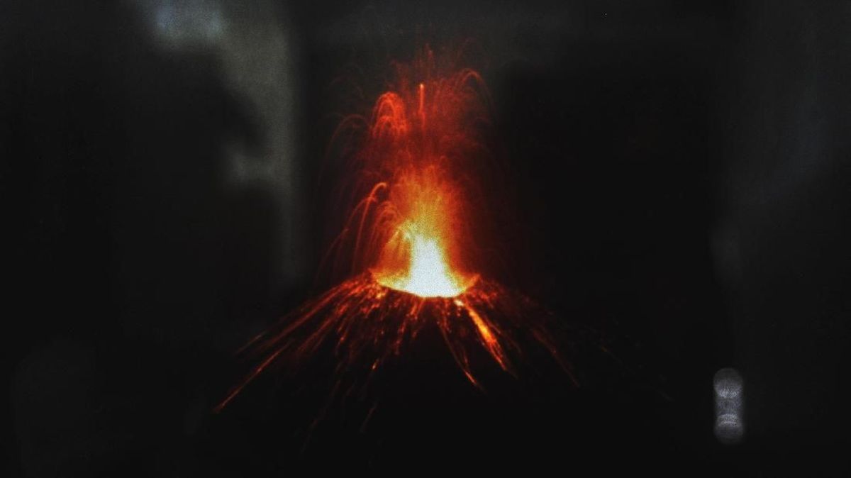 Ilustrasi Gunung Anak Krakatau di Selat Sunda.