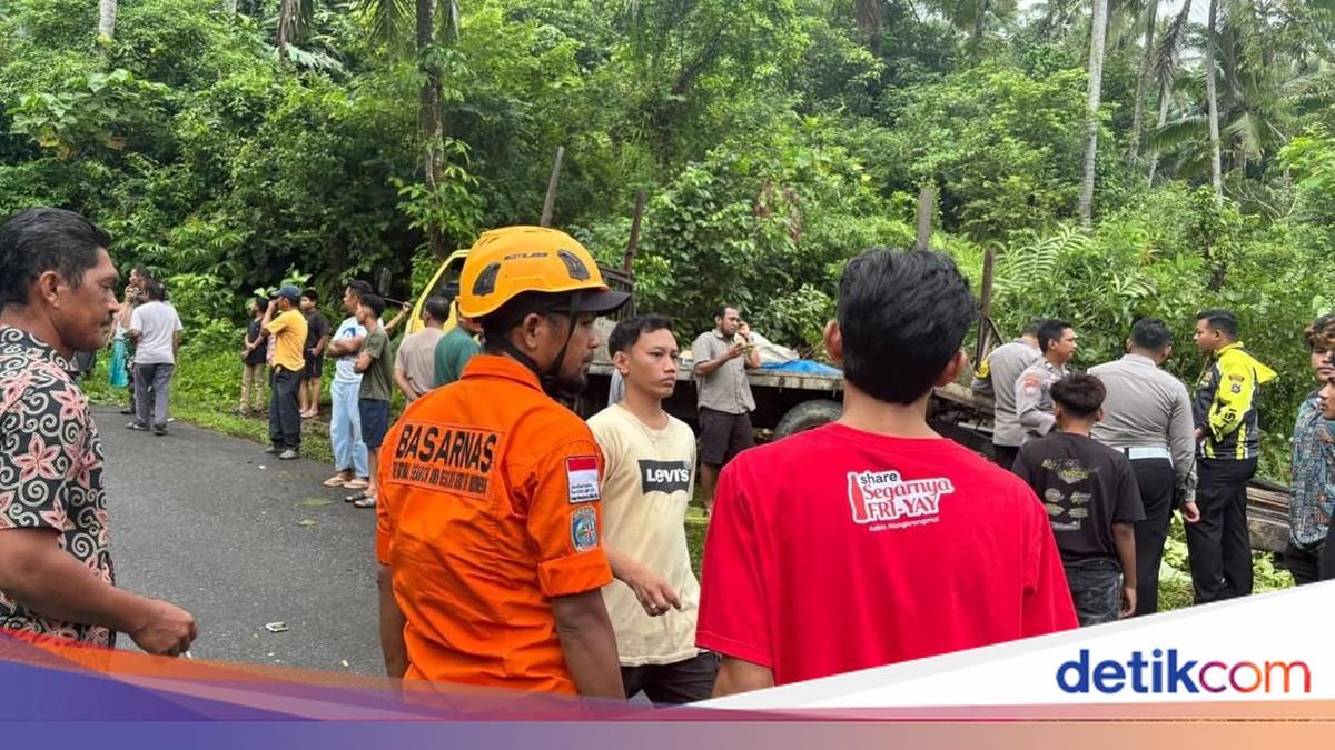 Ilustrasi: Petugas SAR gabungan mengevakuasi kernet truk yang terjepit di bawah truk pengangkut besi di Padang Pariaman