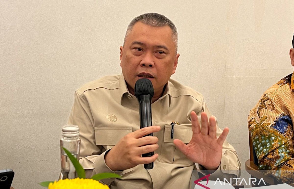 Sejumlah pengemudi ojek online berada di area penjemputan penumpang.