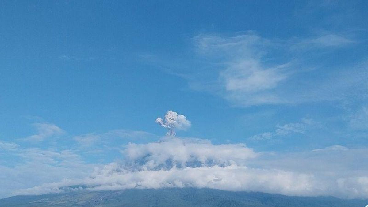 Gunung Semeru Erupsi 4 Kali Pagi Ini, Kolom Abu Tembus 1.300 Meter