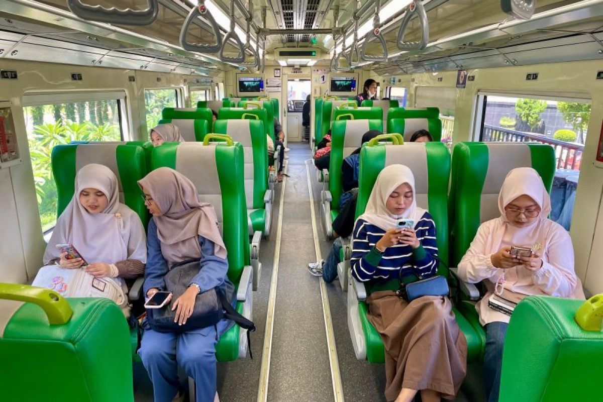 Penumpang kereta api di Stasiun Padang selama masa libur sekolah 2026