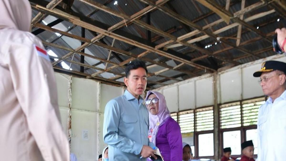 Gibran Tinjau SD Rusak di Rokan Hilir yang Awalnya Cuma Komentar di Instagram Guru