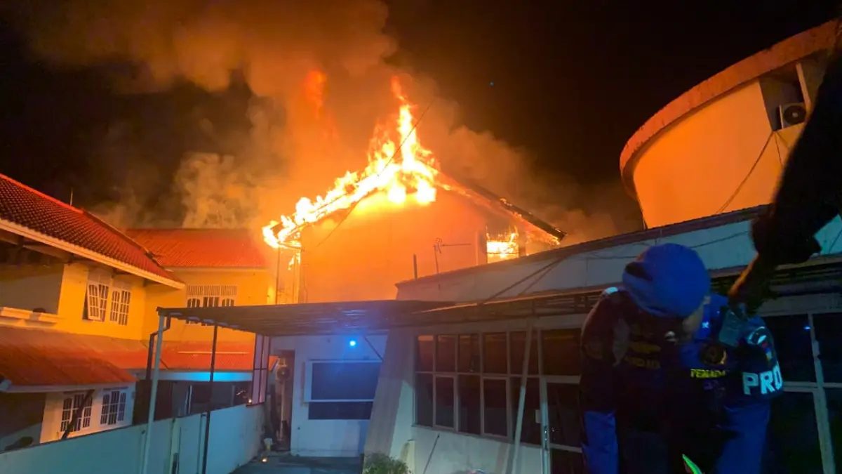Kebakaran Hanguskan Kantor Inspektorat dan Bapenda Kota Padang, Kerugian Rp1,8 Miliar