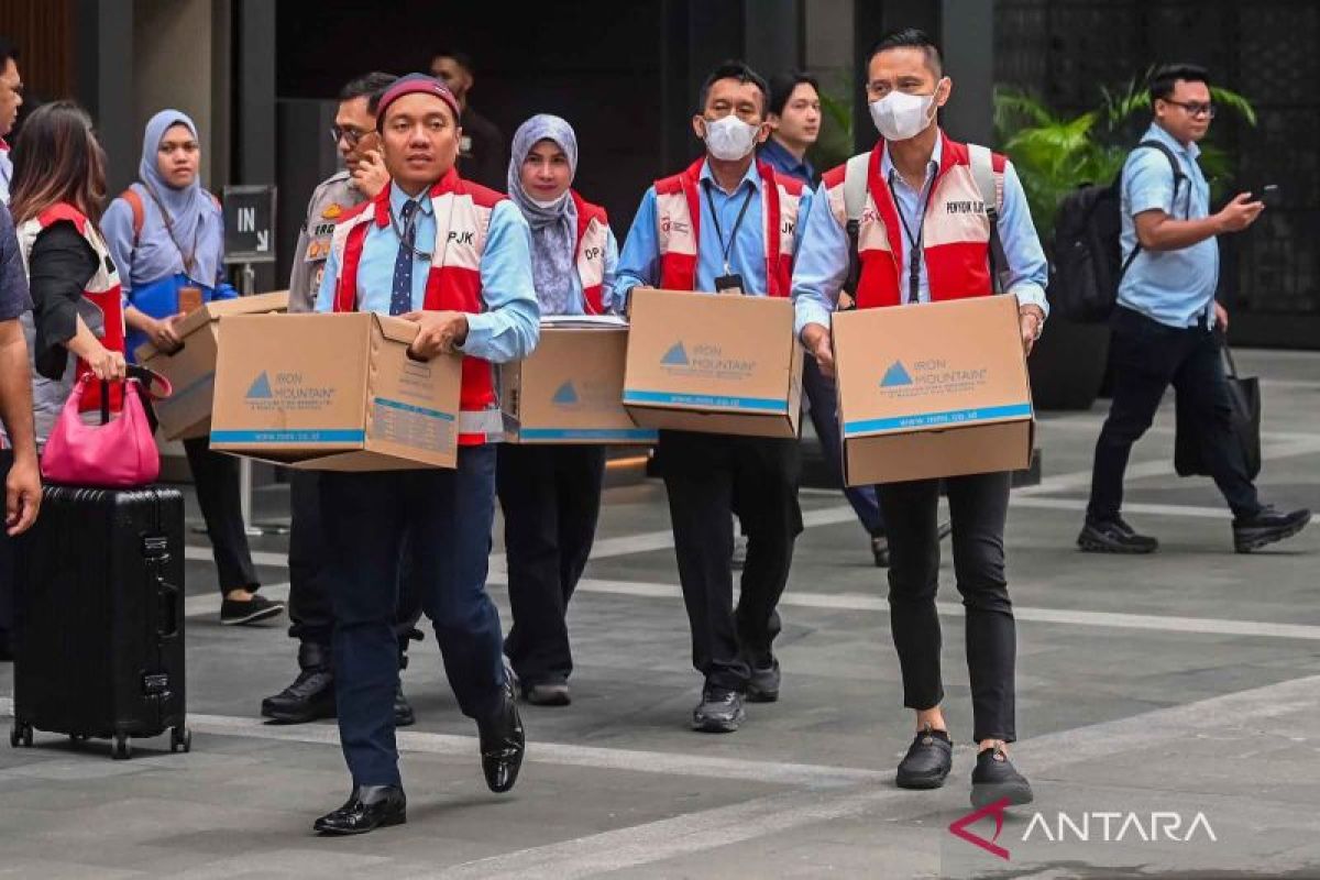 Penggeledahan kantor sekuritas terkait kasus pasar modal.