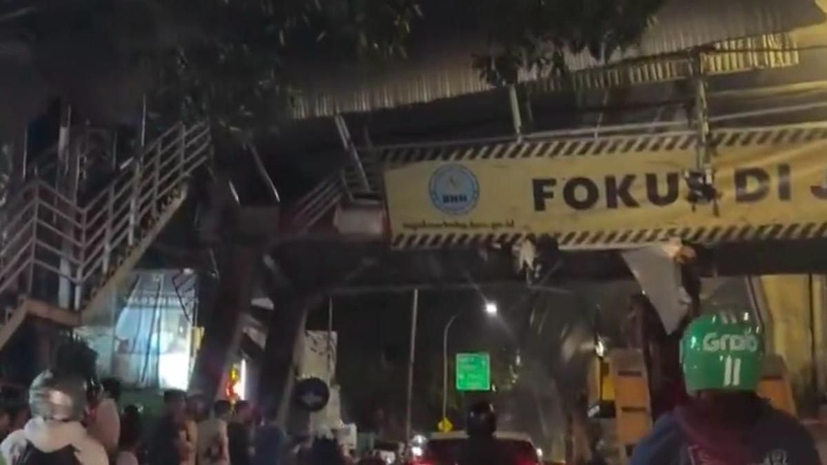JPO Kapten Tendean Rusak Parah Ditabrak Truk Angkut Alat Berat, Lalu Lintas Arah Blok M Padat