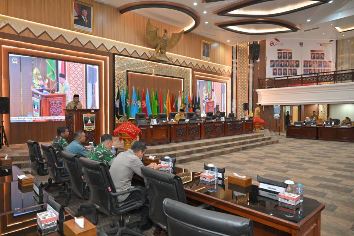 Foto: Gubernur Mahyeldi menyerahkan KUA-PPAS 2027 ke DPRD Sumbar