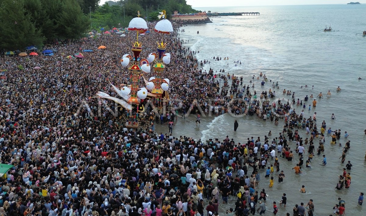 Warga menggiring Tabuik ke laut saat puncak Pesona Budaya Hoyak Tabuik 2026 di Pantai Gandoriah, Pariaman