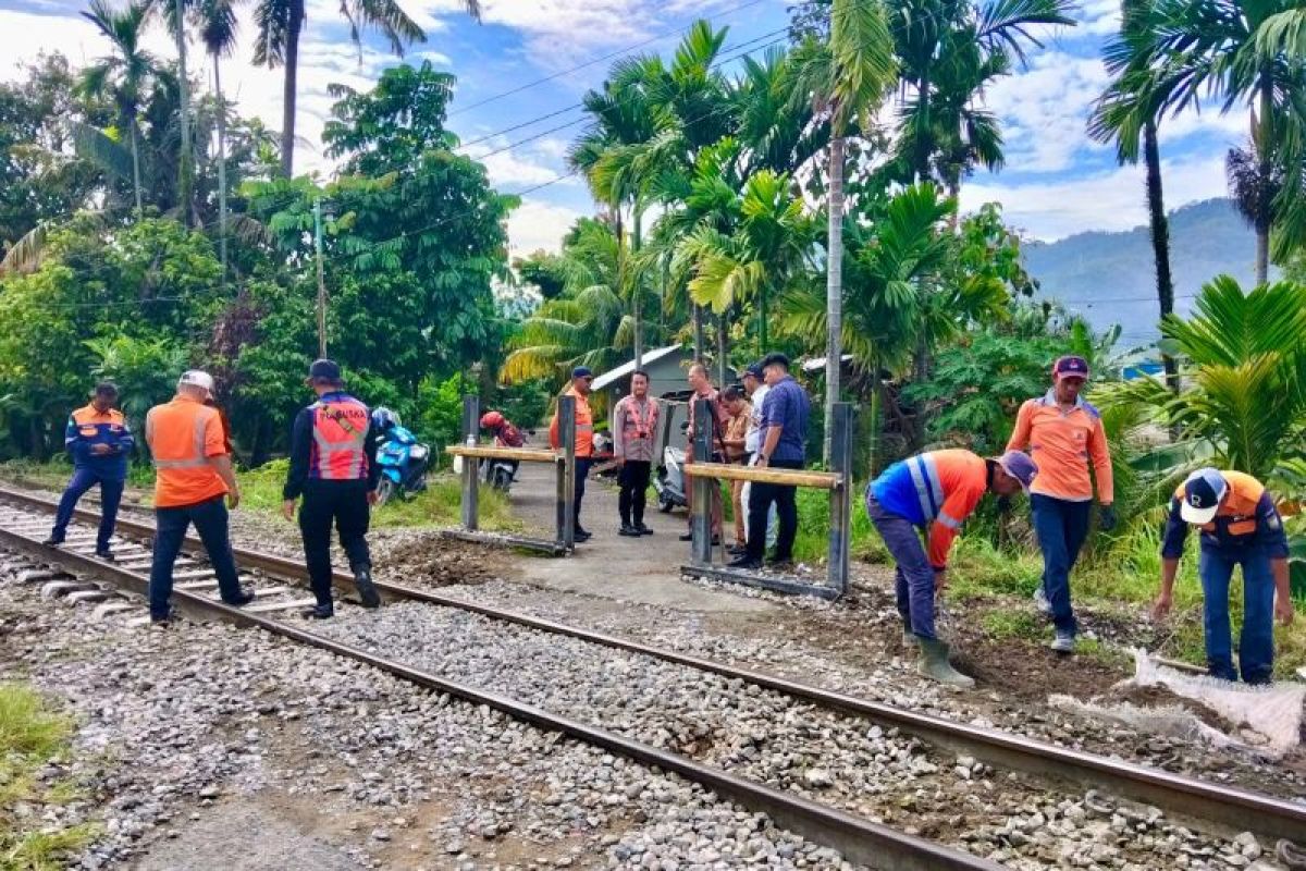 KAI Divre II Sumbar menutup perlintasan liar untuk meningkatkan keselamatan perjalanan kereta api