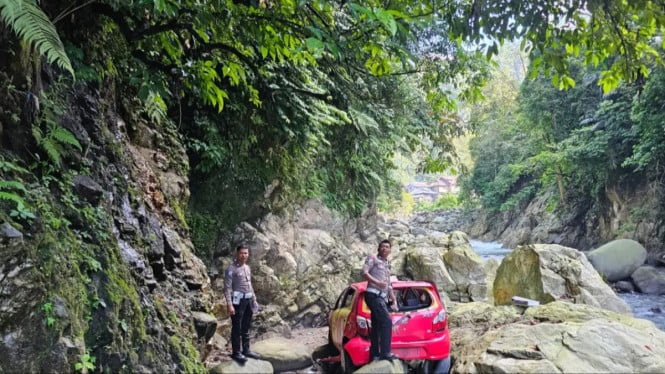 Kecelakaan tunggal Daihatsu Ayla masuk jurang 50 meter di Malibo Anai, Padang Pariaman