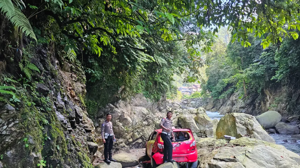 Suasana lokasi kecelakaan Daihatsu Ayla masuk jurang di Malibo Anai, Padang Pariaman