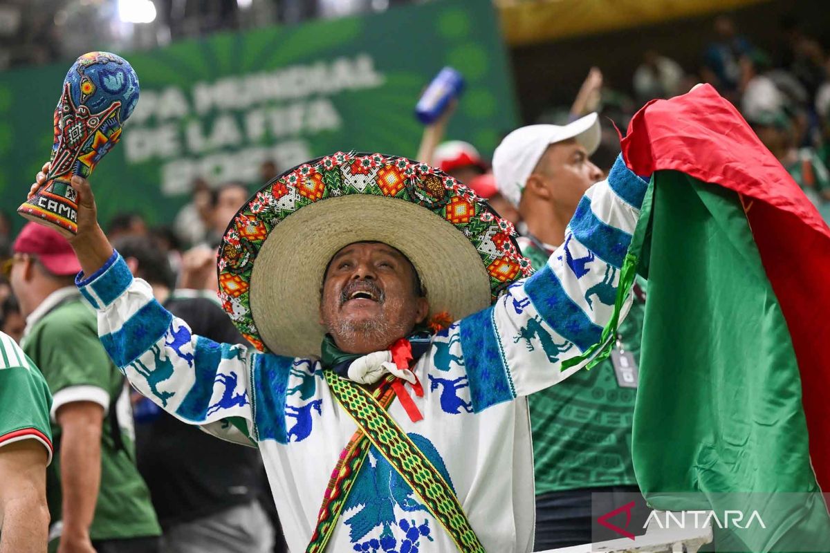 Suporter Meksiko berselebrasi usai mengalahkan Korea Selatan di Grup A Piala Dunia 2026. Foto: ANTARA FOTO/Aditya Pradana Putra