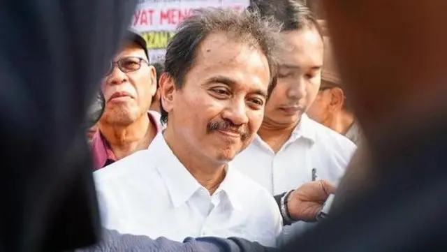 Roy Suryo saat diamankan penyidik Polda Metro Jaya. Foto: BBC News Indonesia/Detikcom-Muhammad Firman